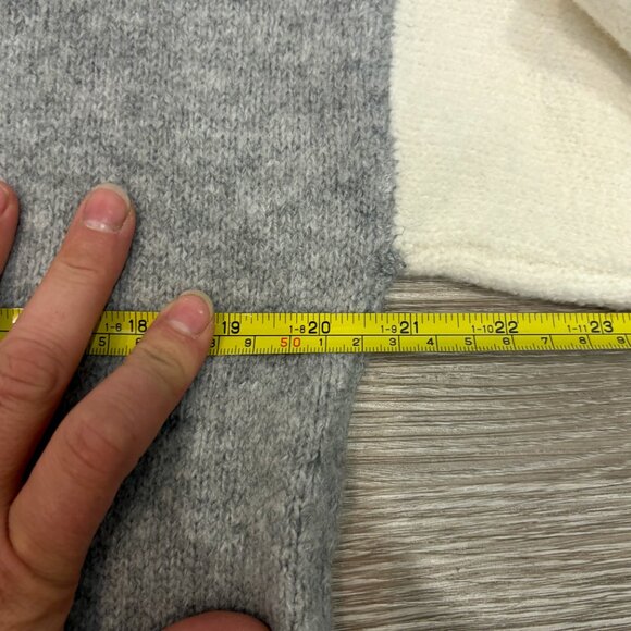 Cupcakes and Cashmere Snowflake Gray White Oversized Cowl Sweater sz M - Picture 5 of 6